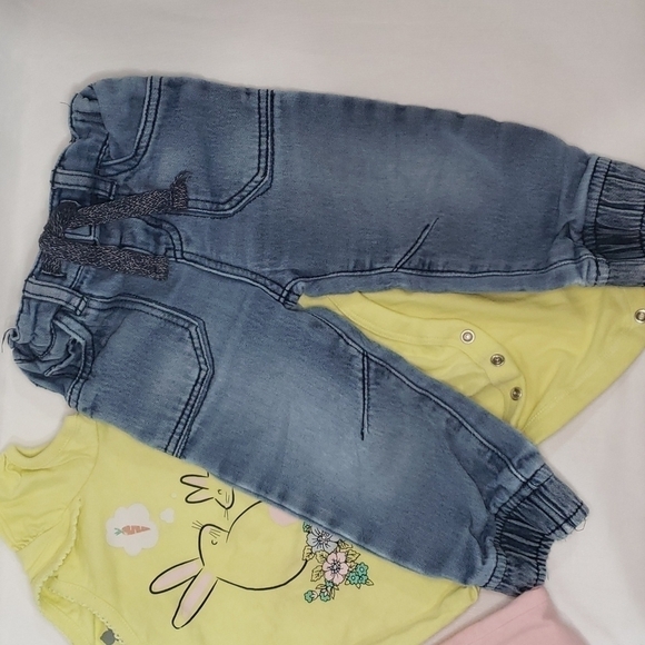 5/$30 BUNDLE Stretch Jeans Tapered, Ruffle Bottom Leggings, + GAP Bunny Bodysuit - Picture 3 of 7